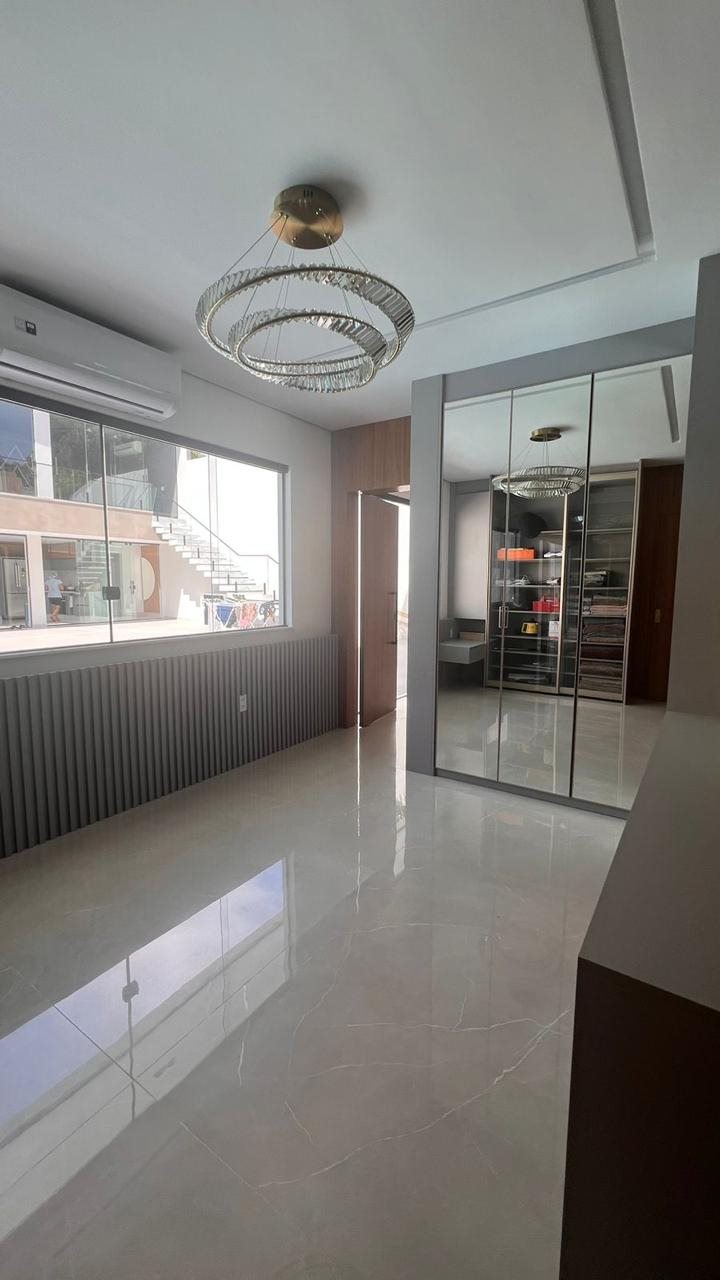 Closet integrado com vidro em obra da NG Engenharia